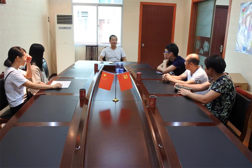 知識改變人的命運，公司職工子女考上大學 單位頒發助學金