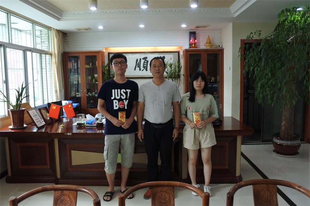 知識改變人的命運，公司職工子女考上大學 單位頒發助學金